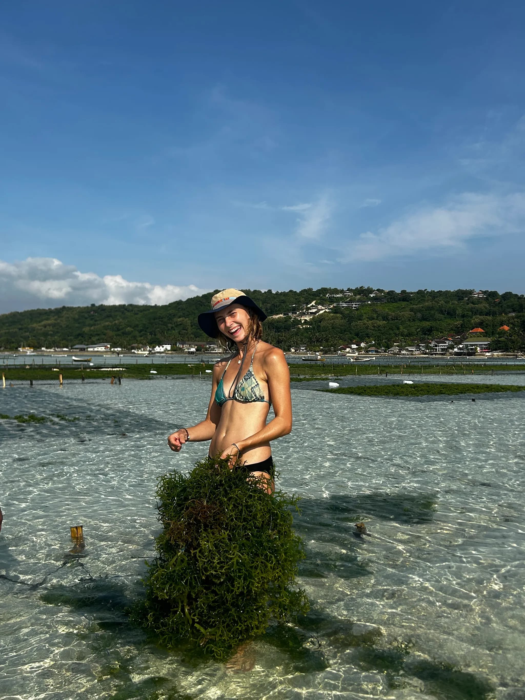 A guest holding seaweed on the Nusa Penida coast
